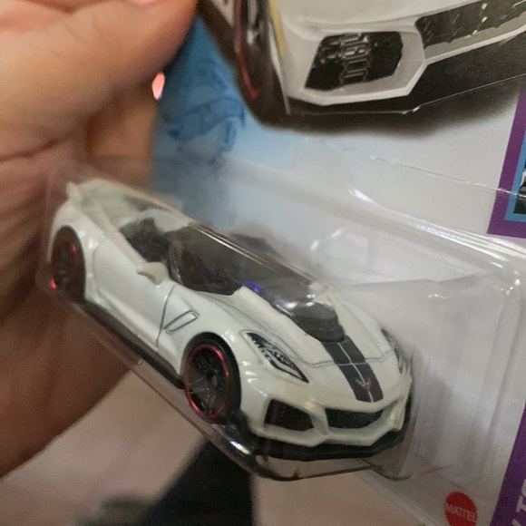 New Hot Wheels’19 Corvette ZR1 White Convertible NIP Newer Redline wheels age 3+ - Picture 5 of 8